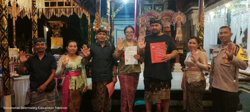 Penyerahan Akte Nikah Melalui Program Semara Ratih