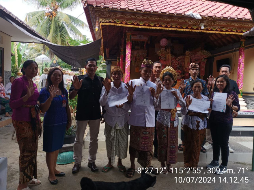 Penyerahan Akte Nikah di Banjar Dinas Cangkup melalui Program Semara Ratih