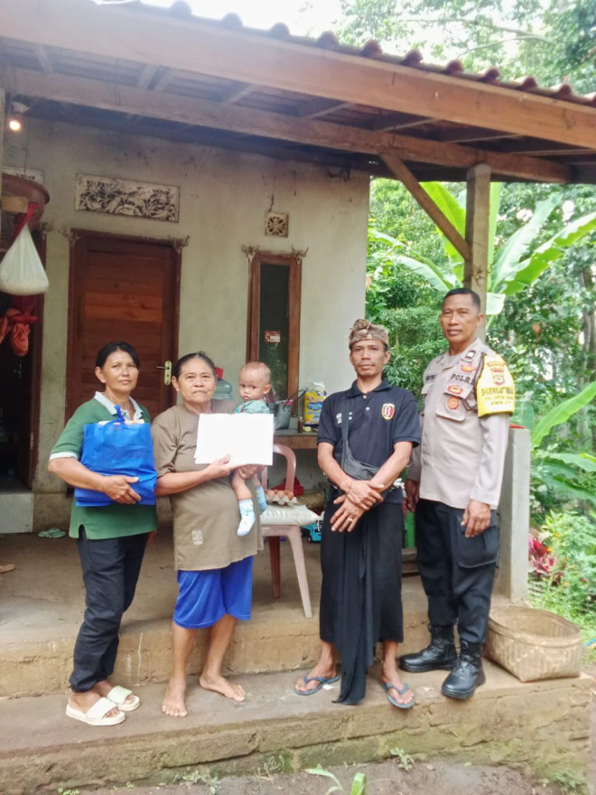 Villa Sahaja Sawah Salurkan Bantuan Sembako untuk Warga Pupuan Sawah