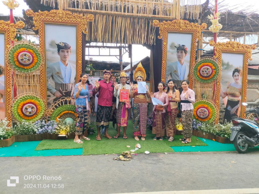 Perbekel Desa Pupuan Sawah Pimpin Langsung Penyerahan Sertifikat Semara Ratih Pupuan Sawah